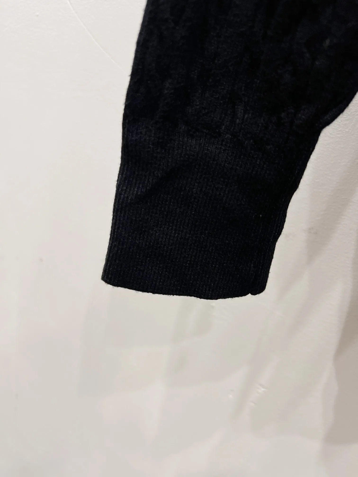 P180 Style number: (Q057) Ralph Lauren classic round neck solid color pony embroidered logo knitted cardigan long sleeves Ralph Lauren classic basic versatile twist knitted cardigan long sleeves Main supply platform live broadcast Wholesale entity Replenish when out of stock Not removed from the shelves Quality 1:1 version Complete three labels Correct version of pony logo Imported quality cotton yarn Focus on high-end Cost-effective Good quality Needless to say Zhao Lusi's same style is really amazing. It's so sweet. I'm so pretty. This cardigan is really good-looking. The upper body is simple and easy to wear. It's a must-have for goddess ootd. Good-looking clothes are never picky. A must-have in the wardrobe of goddesses. Size: S-XL. Color: black, apricot, gray, navy blue, red, white.